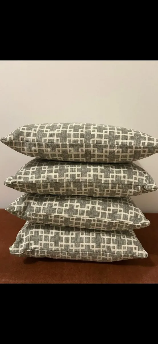 4 cushions - Image 1