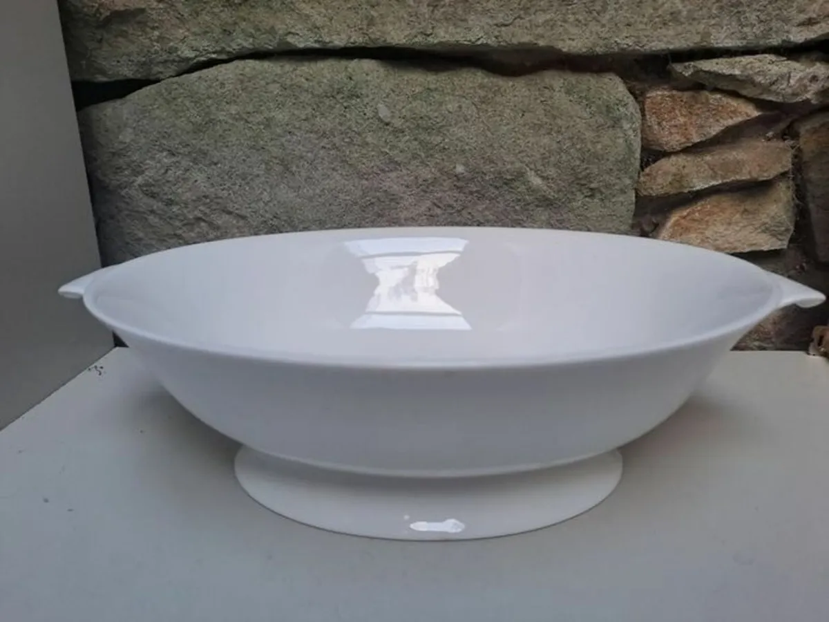 Oval white serving dish with stand - Image 1