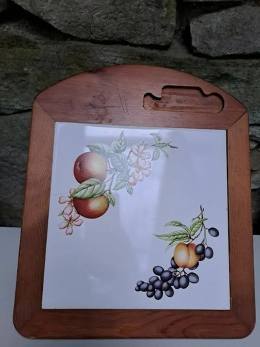Vintage wooden cheese board with tile - Image 1
