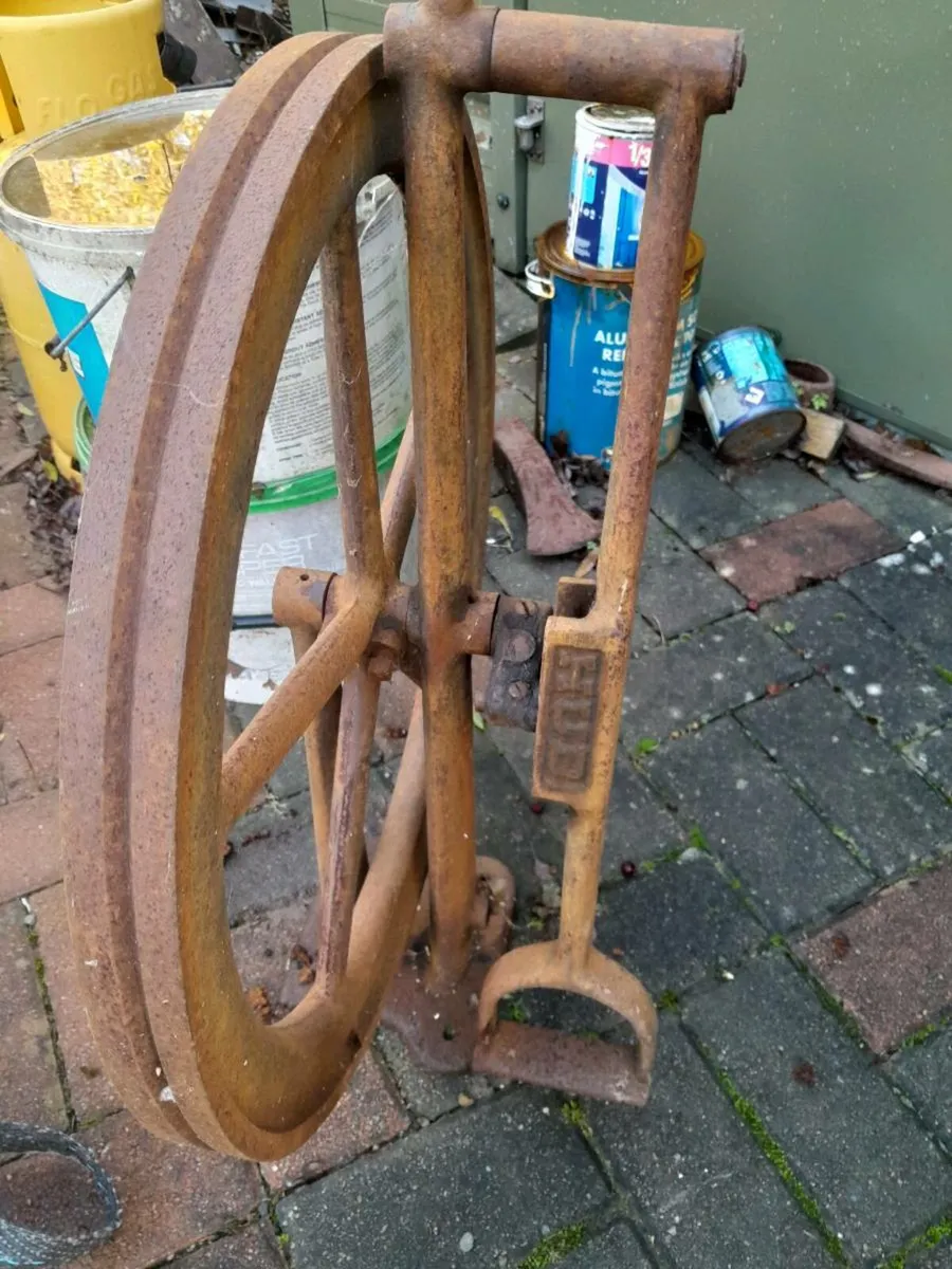 Cast iron watch makers leathe - Image 1