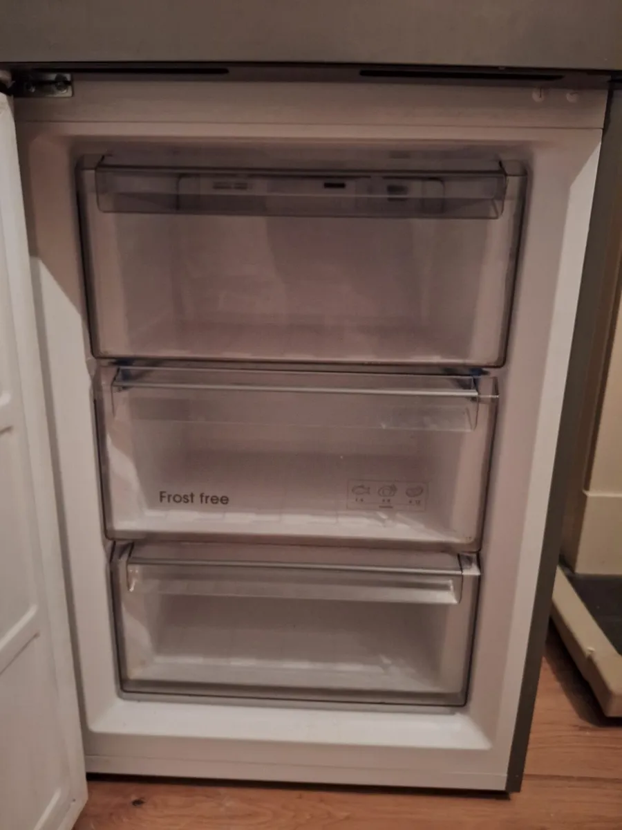 Kenwood 60/40 Frost Free Fridge Freezer (Silver) - Image 3