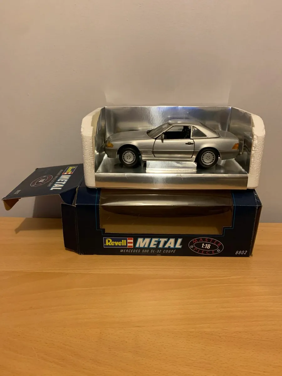Mercedes 500 SL 32 Coupe 1/18 Revell Metal Model - Image 2