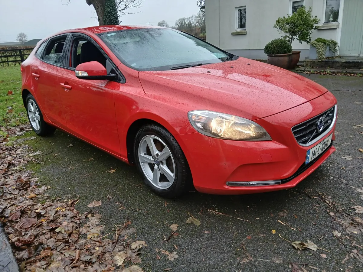 Volvo V40 Diesel NCT 05/26 Taxed 12/25 - Image 1
