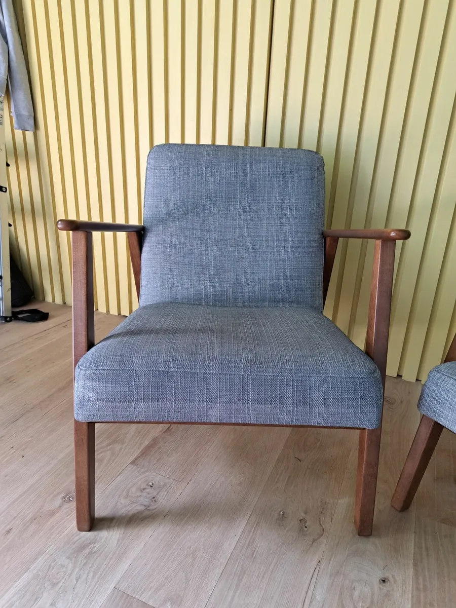 A pair of armchairs - Image 4