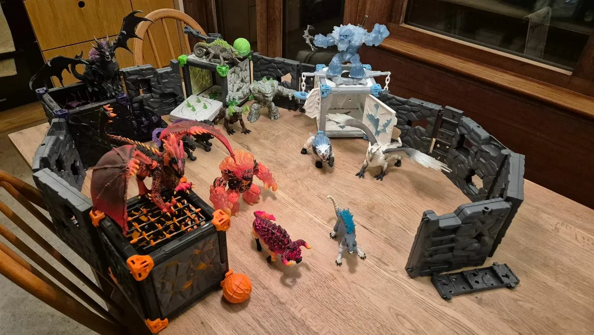 Schleich Eldrador Figures and Battle Arena - Image 1