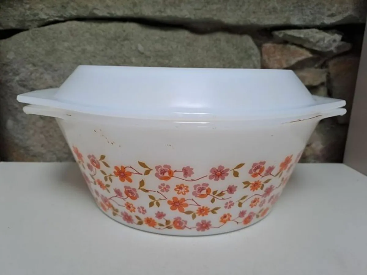 Vintage Casserole dish Arcopal - Image 1