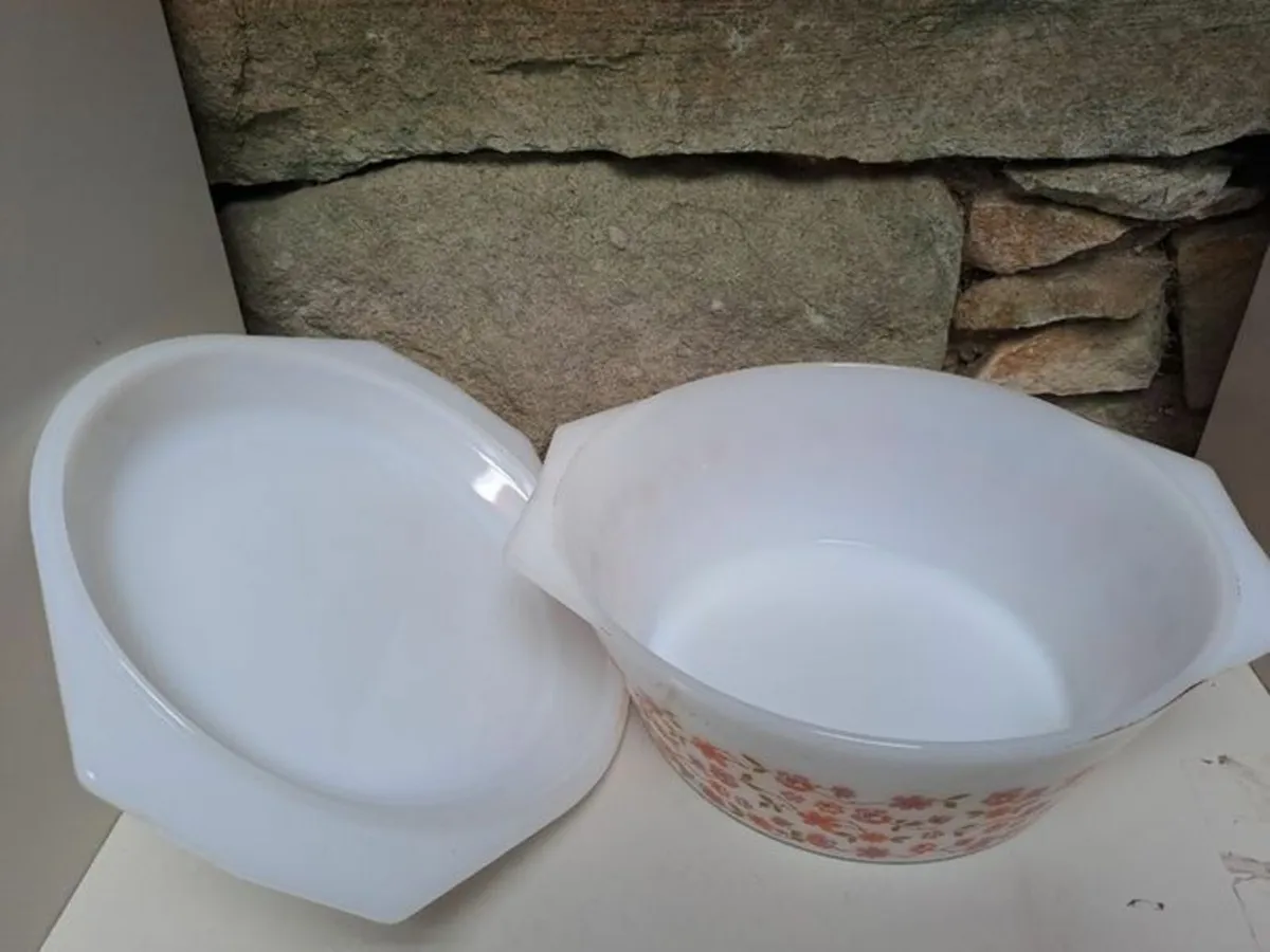 Vintage Casserole dish Arcopal - Image 2