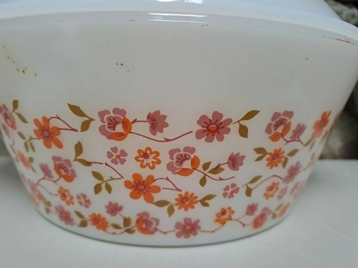 Vintage Casserole dish Arcopal - Image 3
