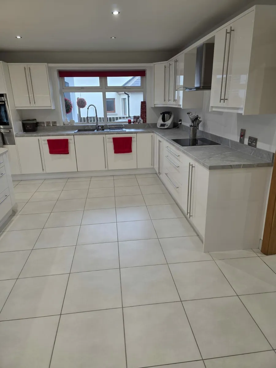 Large Kitchen and Utilty Room - Image 4