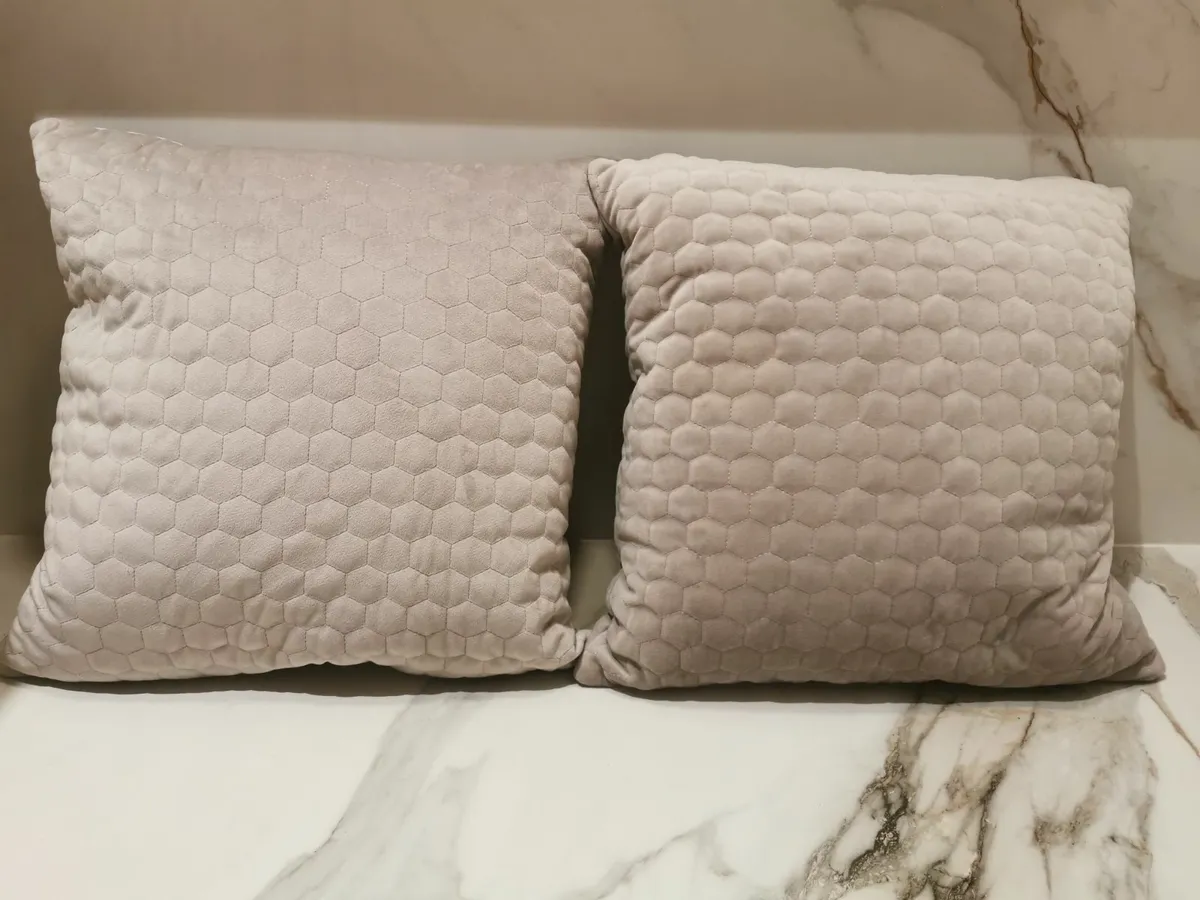 Mixed grey velvet cushion covers - Image 3