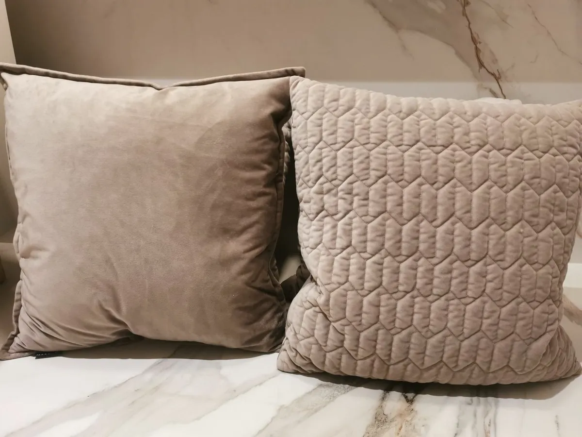 Mixed grey velvet cushion covers - Image 4