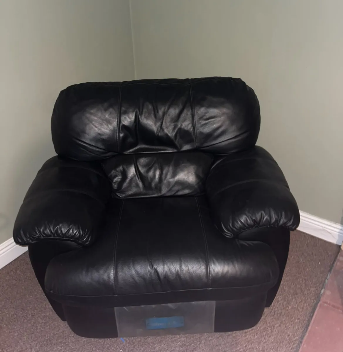 3 seater couch and 2 armchairs - Image 1