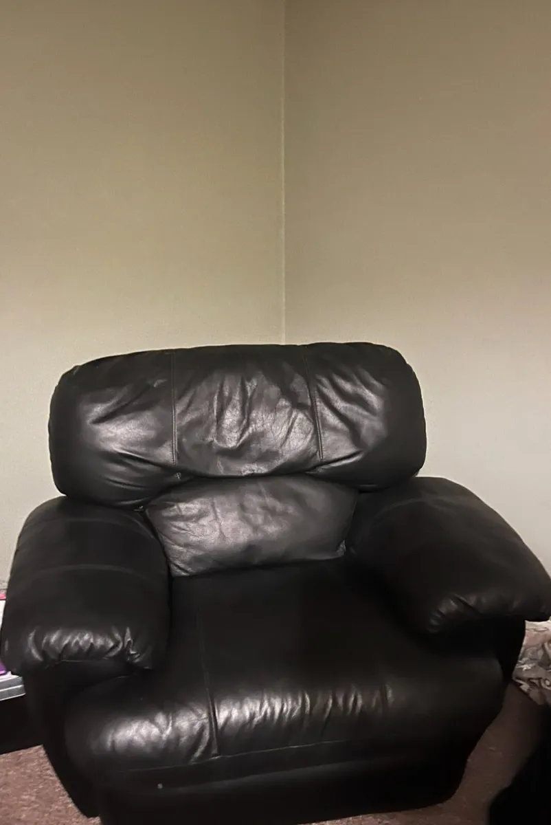 3 seater couch and 2 armchairs - Image 2