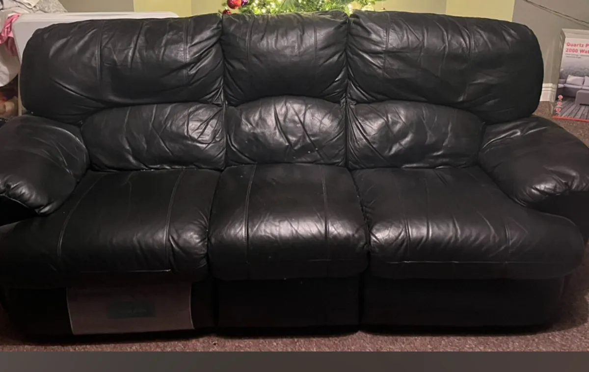 3 seater couch and 2 armchairs - Image 4