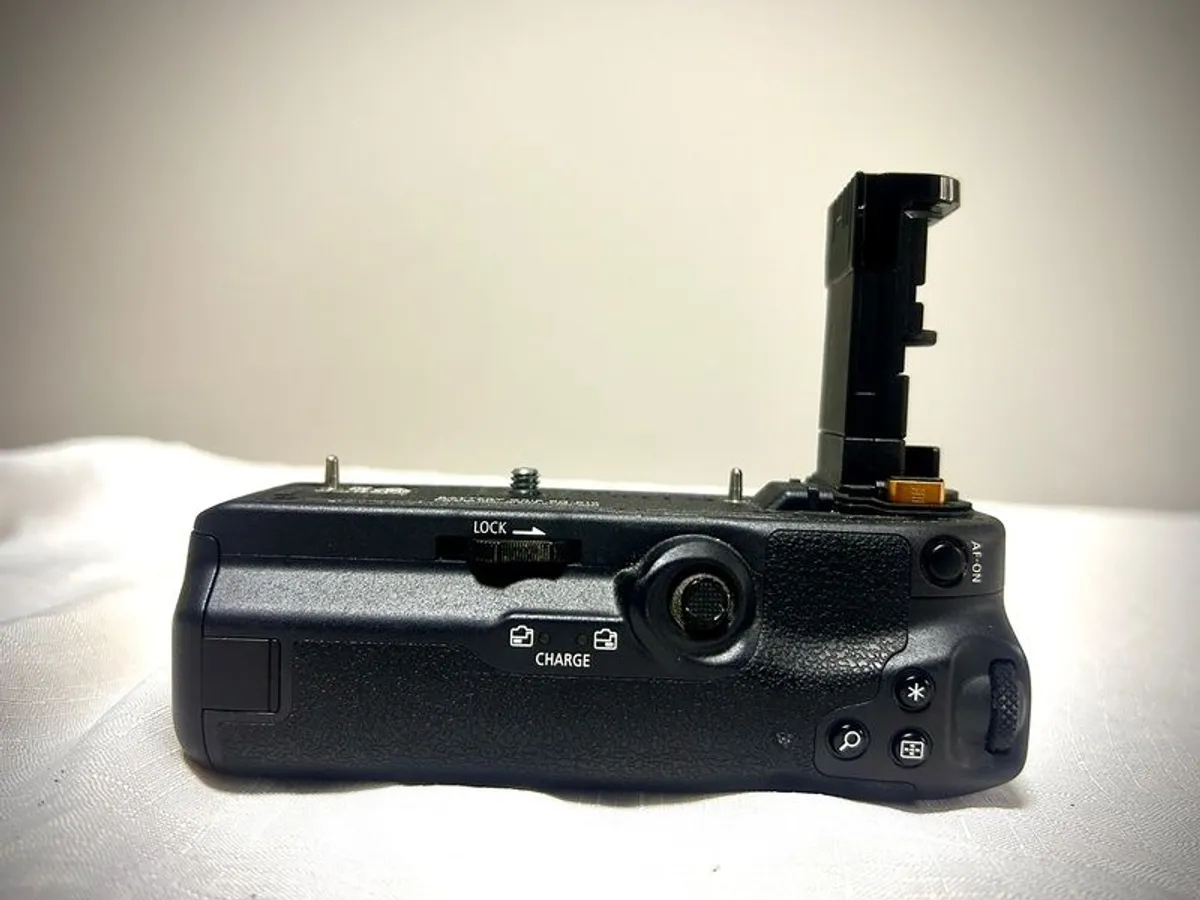 Canon EOS R6 + Grip + ND Mount Adapter - Image 3