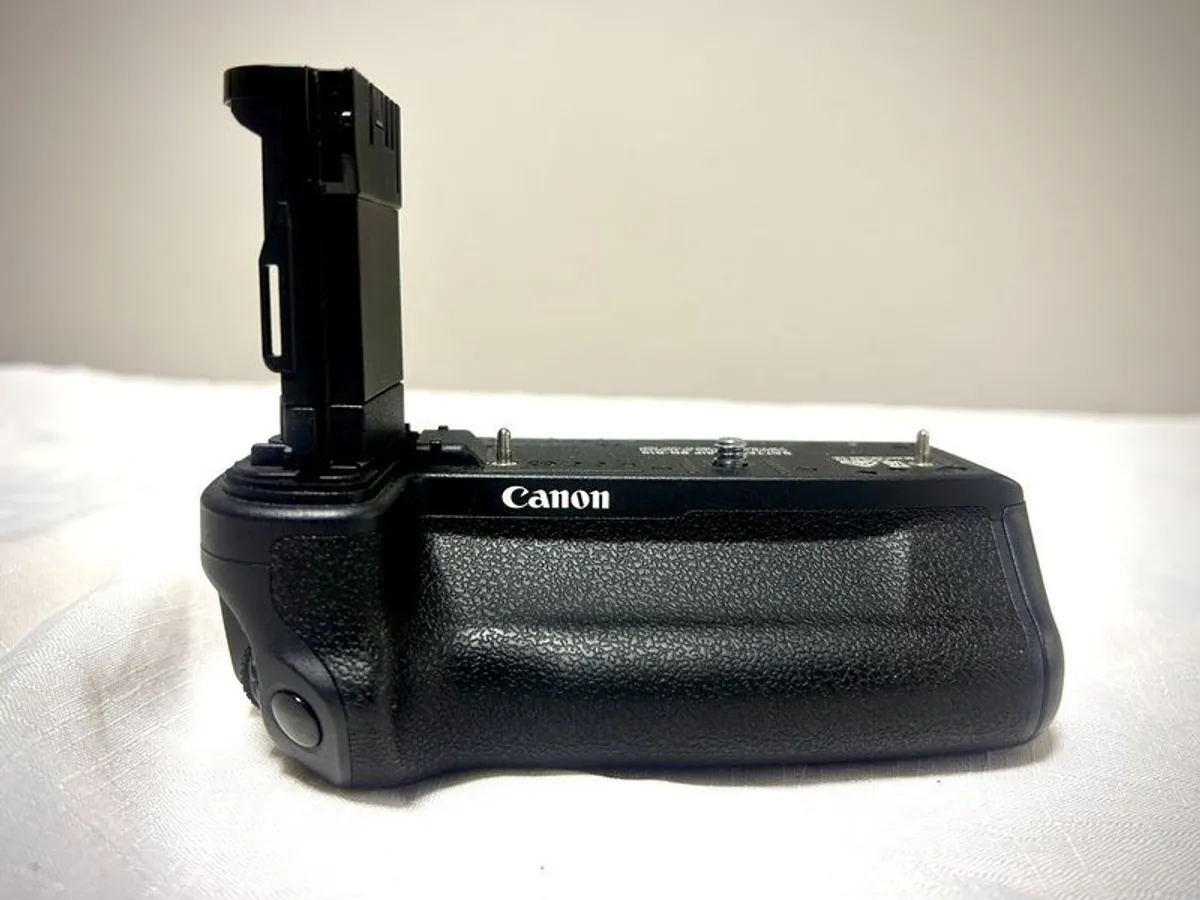 Canon EOS R6 + Grip + ND Mount Adapter - Image 4