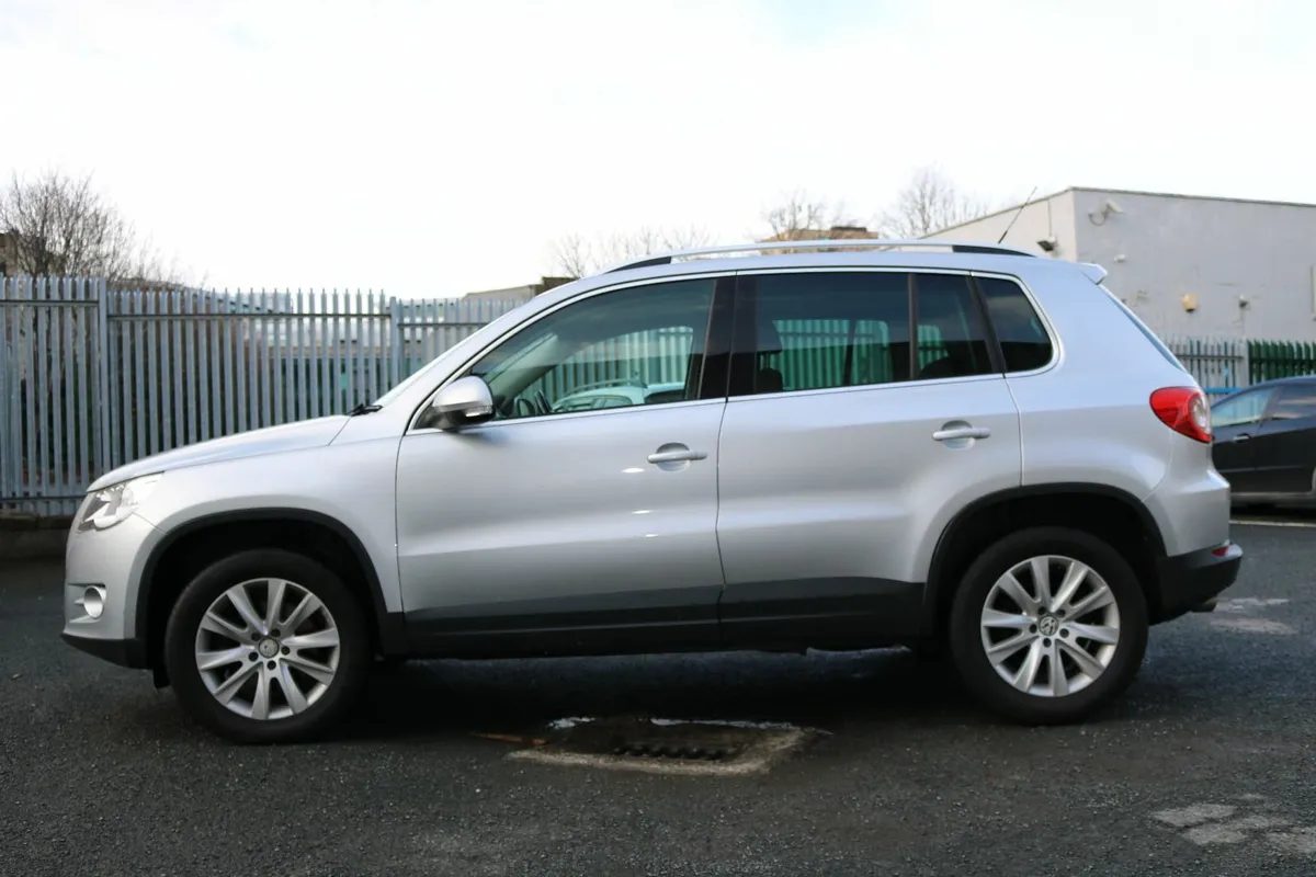 Volkswagen Tiguan 2011 - Image 2
