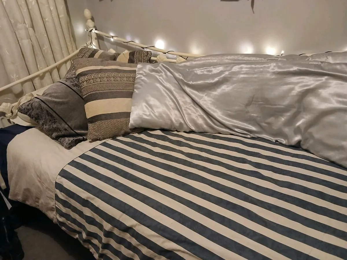 Day Bed (Julian Bowen) - Image 4