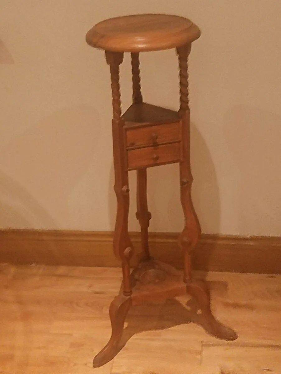 Beautiful oak tall table 35 - Image 1