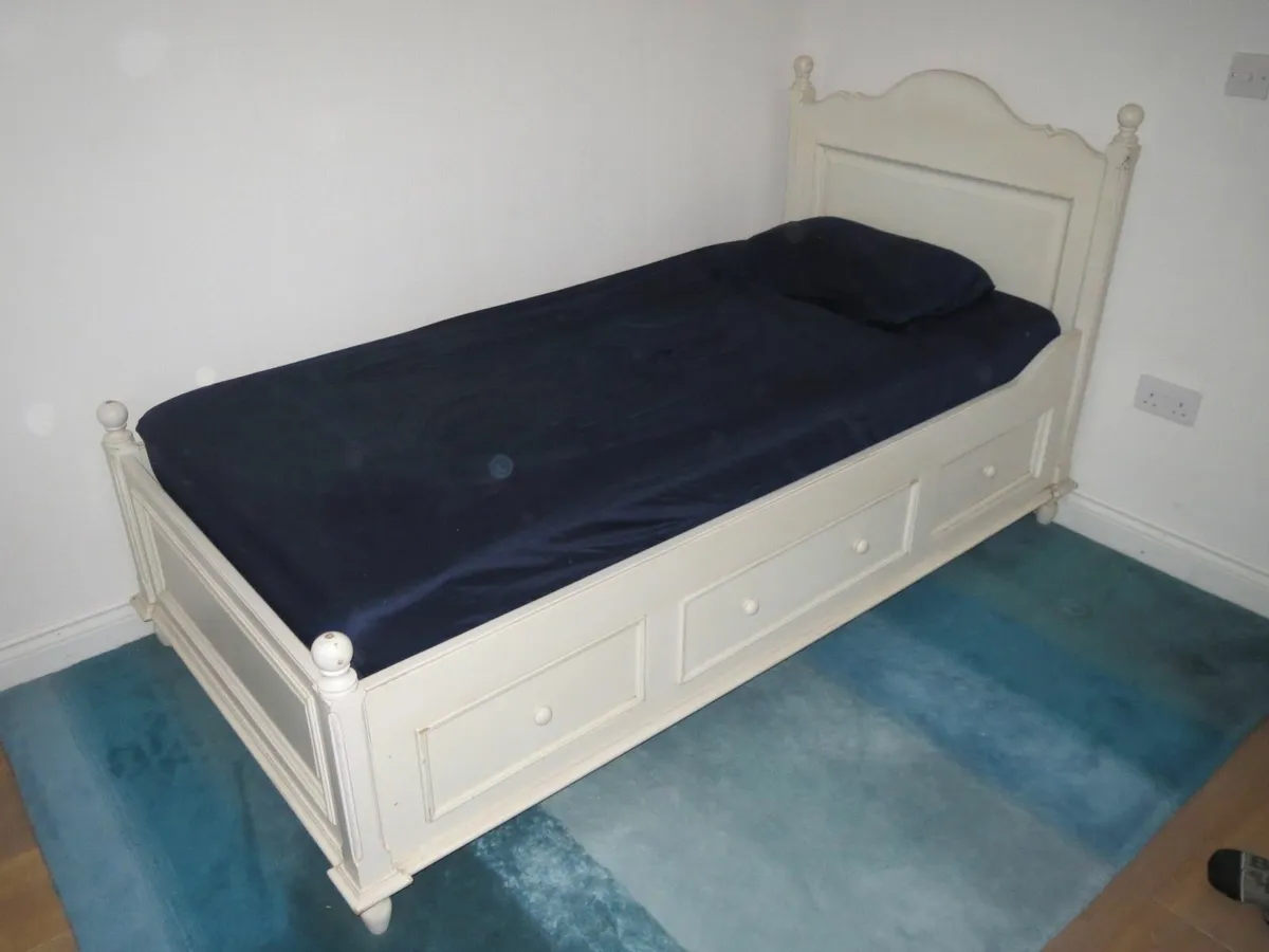Country Corner solid wood single bed - Image 1