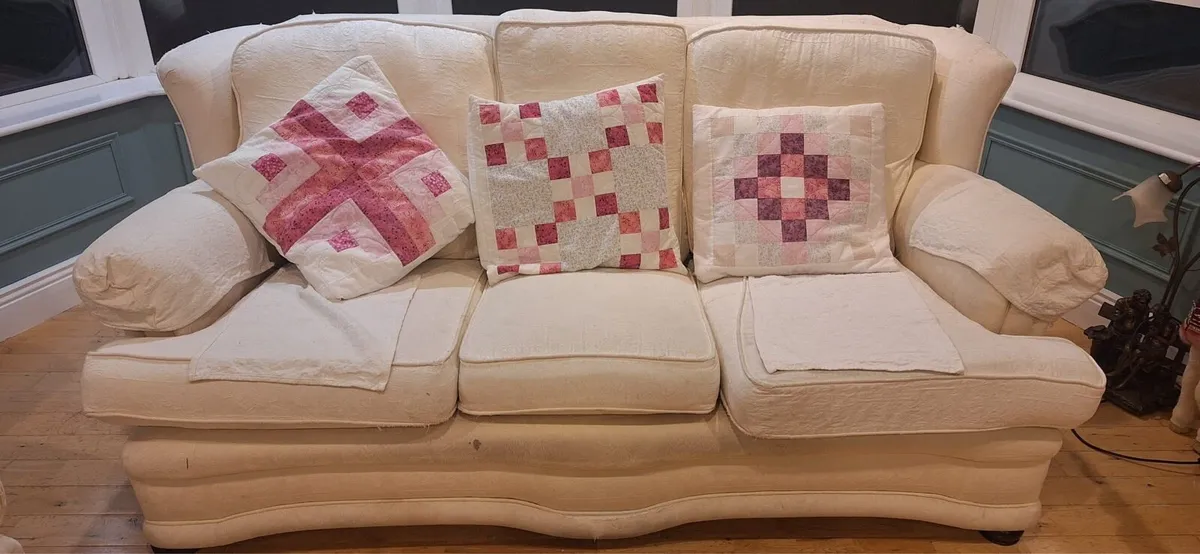 Suite of furniture - Image 1