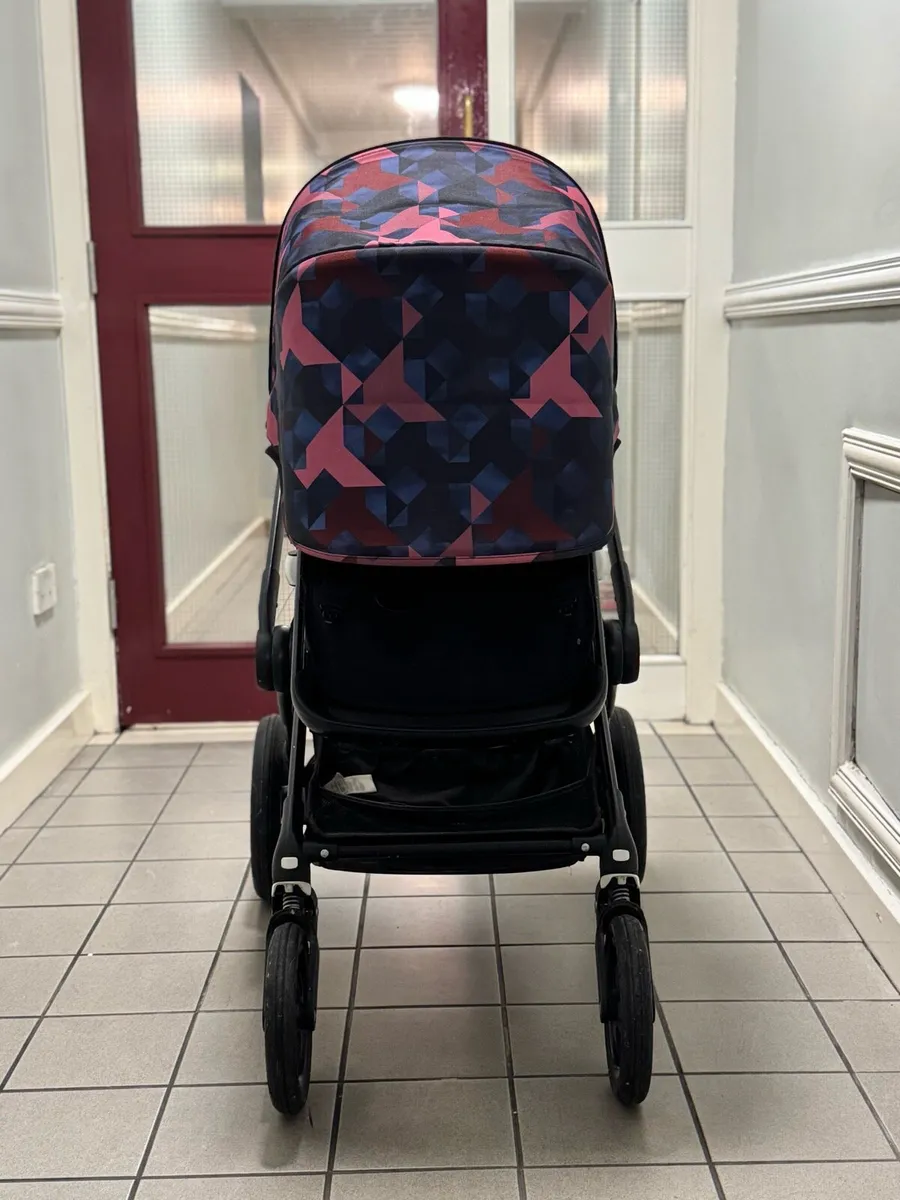 Beautiful Bugaboo Fox travel system with bassinet - Image 4