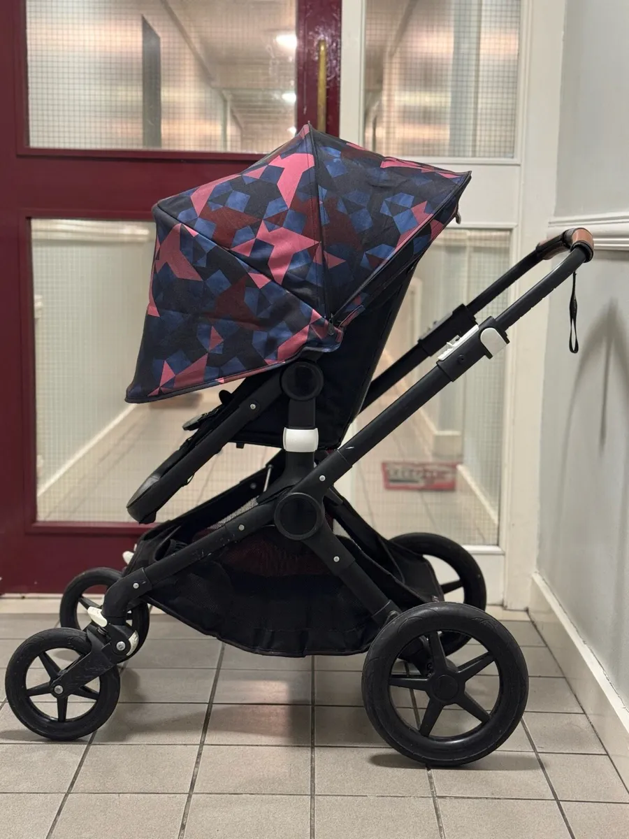 Beautiful Bugaboo Fox travel system with bassinet - Image 1