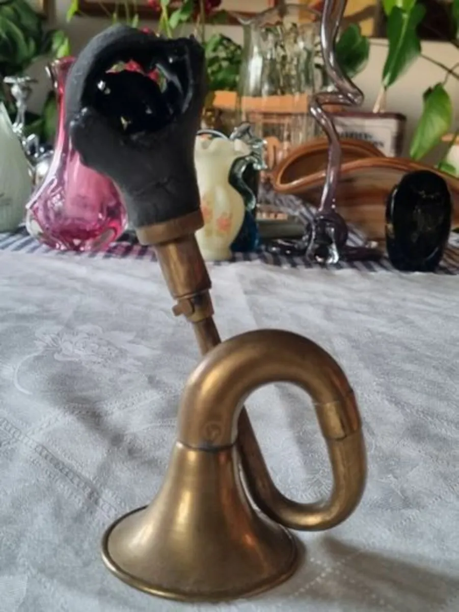 Old brass Mercedes car horn - Image 1