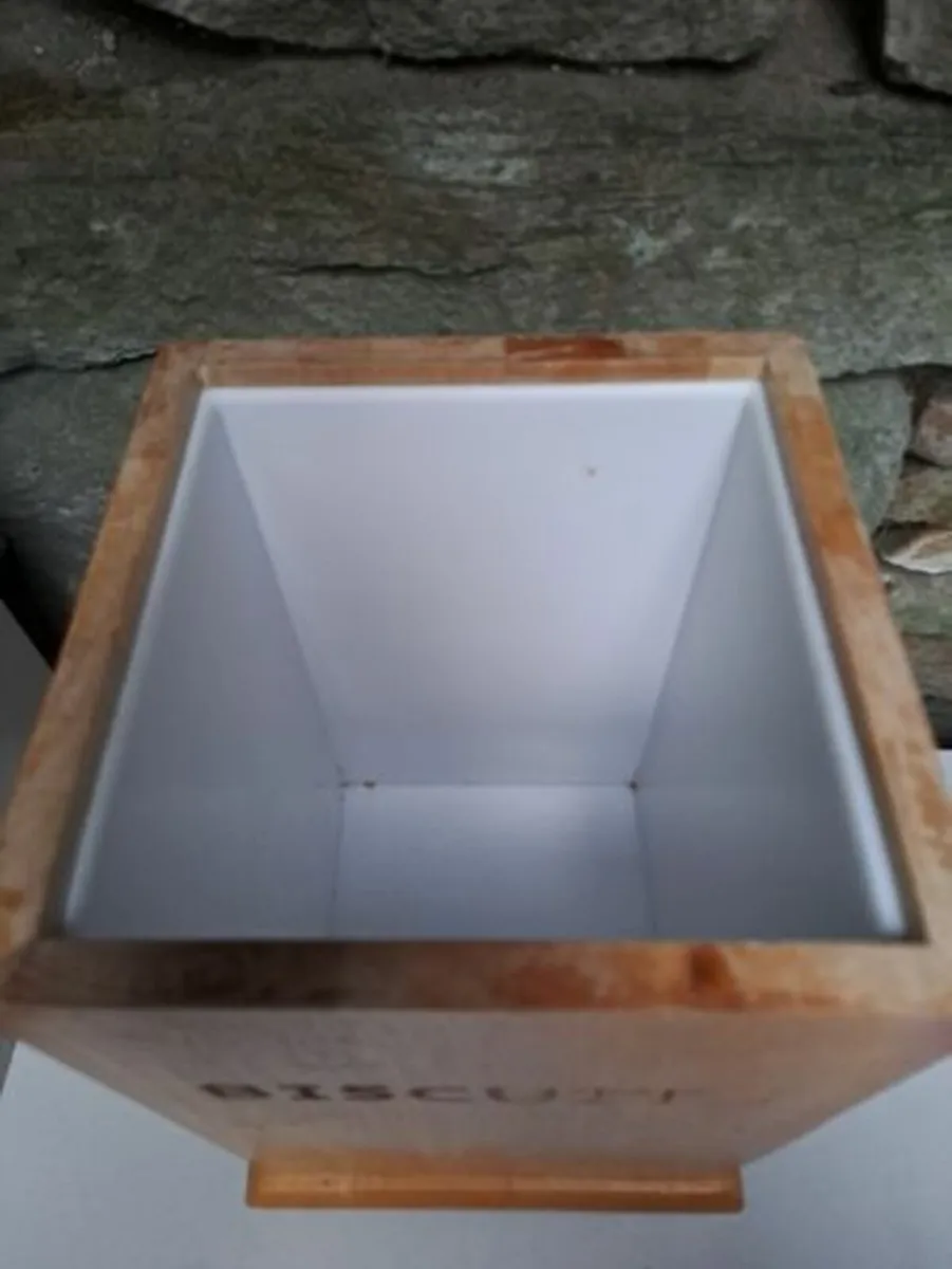Solid wood biscuit tin - Image 4