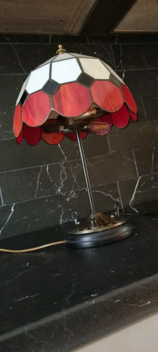 MEDIUM SIZE TIFFANY TABLE LAMP - Image 1