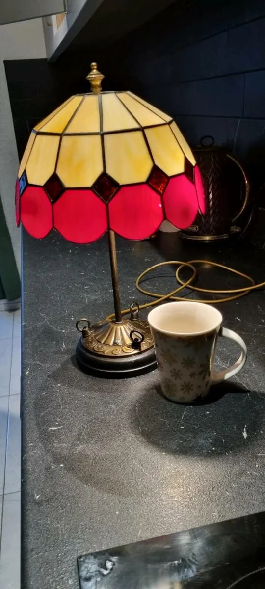 MEDIUM SIZE TIFFANY TABLE LAMP - Image 2