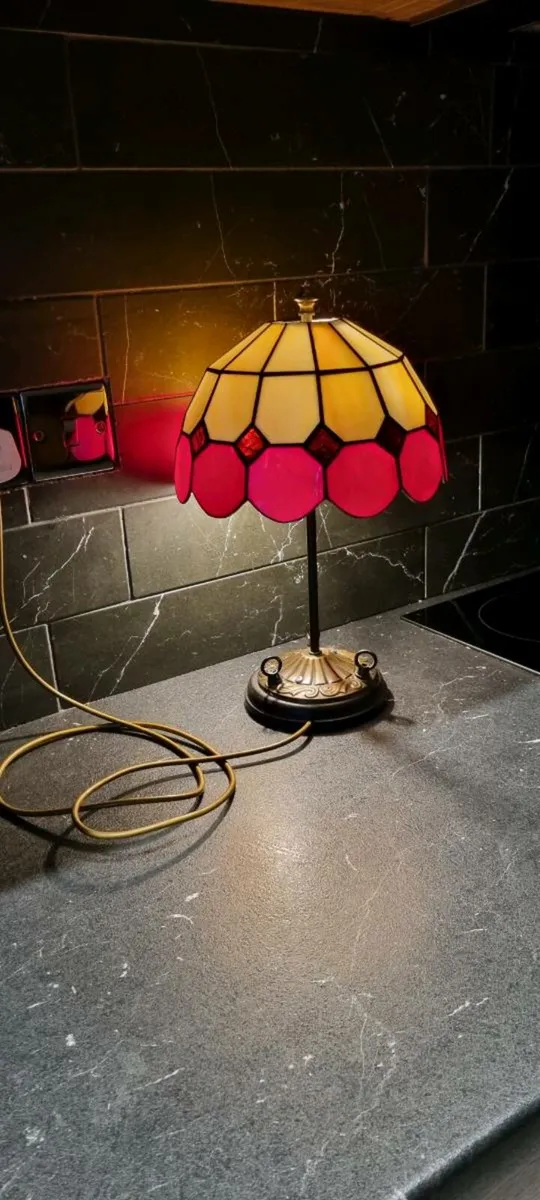 MEDIUM SIZE TIFFANY TABLE LAMP - Image 3