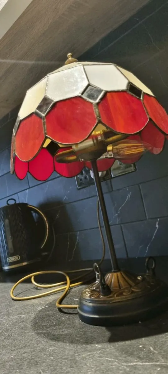 MEDIUM SIZE TIFFANY TABLE LAMP - Image 4