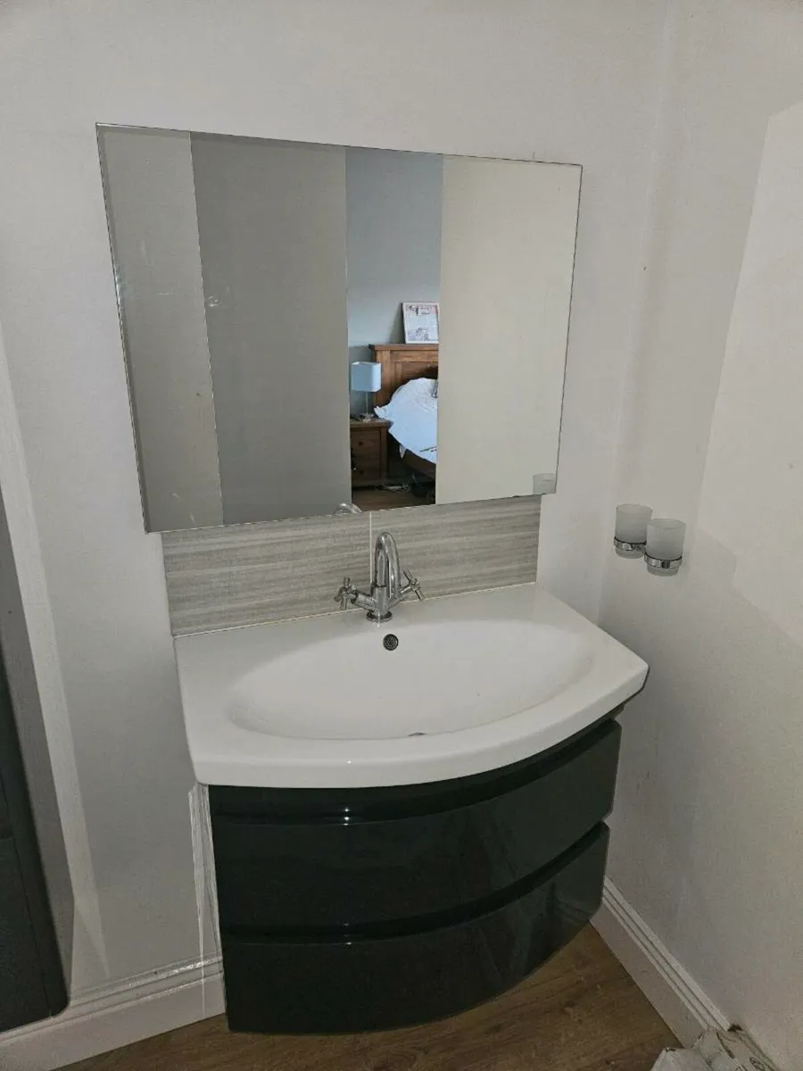 Bathroom vanity (wall hung) - Image 2