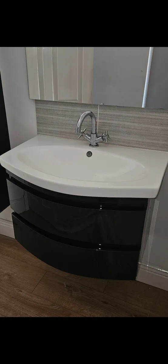 Bathroom vanity (wall hung) - Image 3