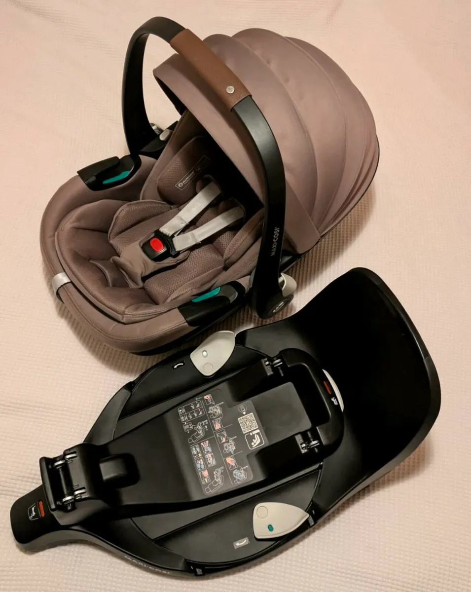 Maxi Cosi car seat & Isofix base - Image 1