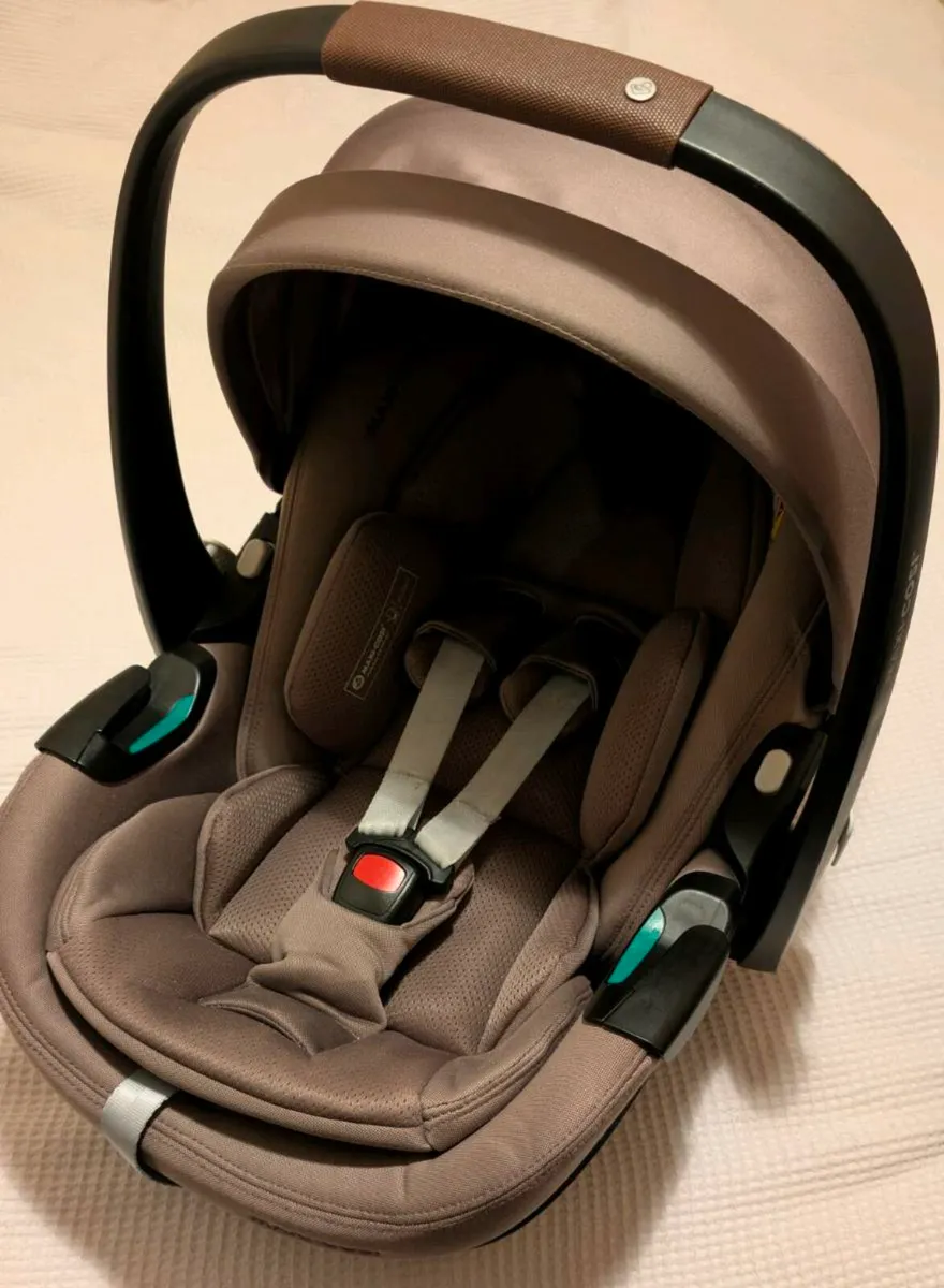 Maxi Cosi car seat & Isofix base - Image 2