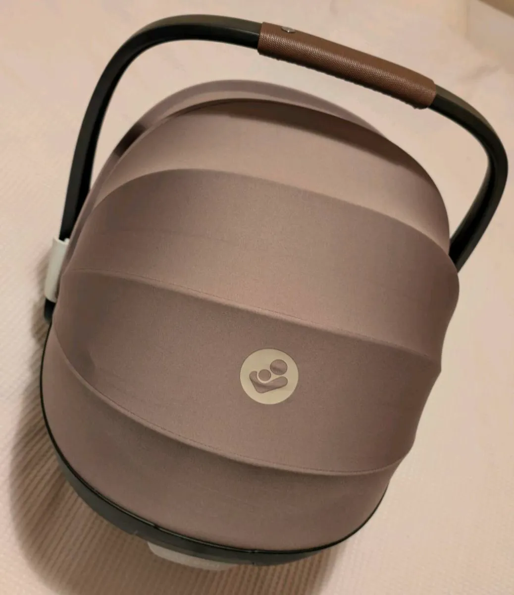 Maxi Cosi car seat & Isofix base - Image 3