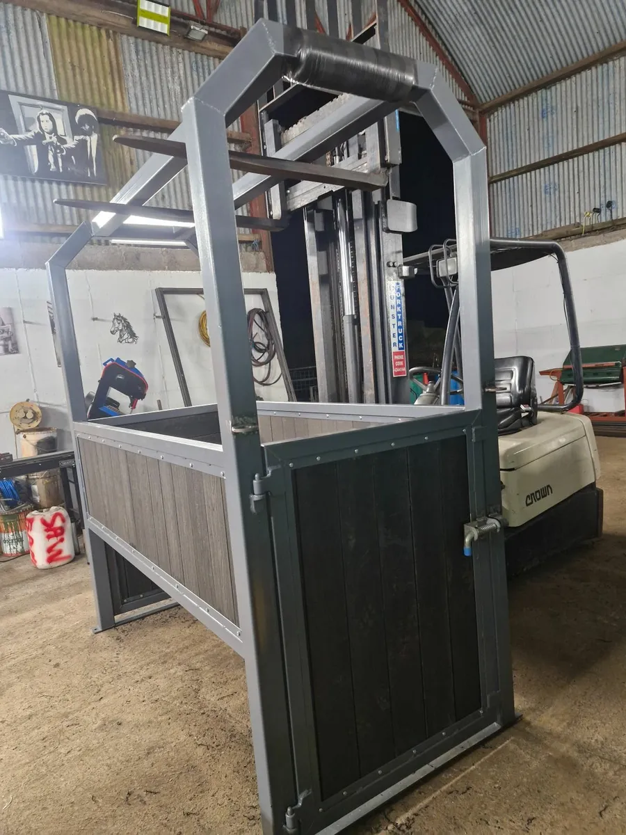 Horse stocks - Image 1