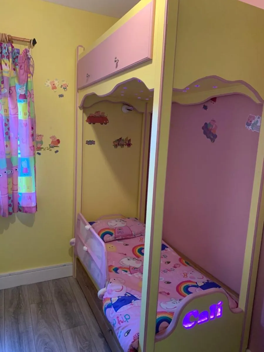Girls princess bed and wardrobe set - Image 1
