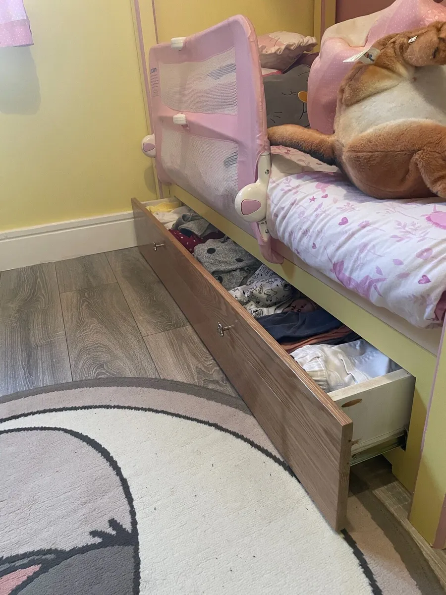 Girls princess bed and wardrobe set - Image 4