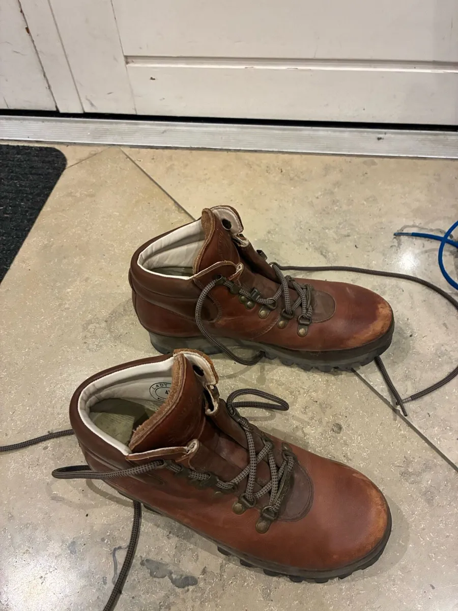 Hiking boots - Image 2