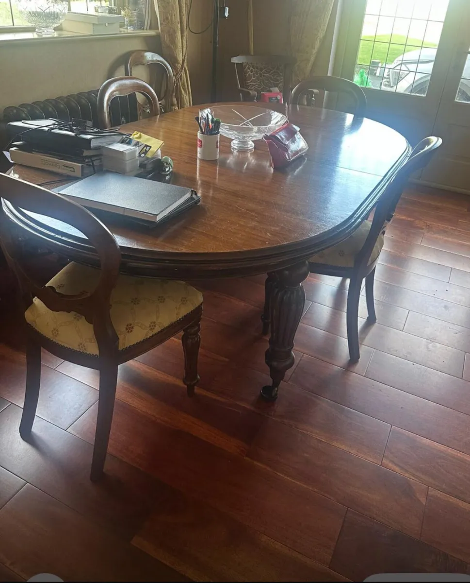 Vintage Dining Table with 6 upholstered chairs