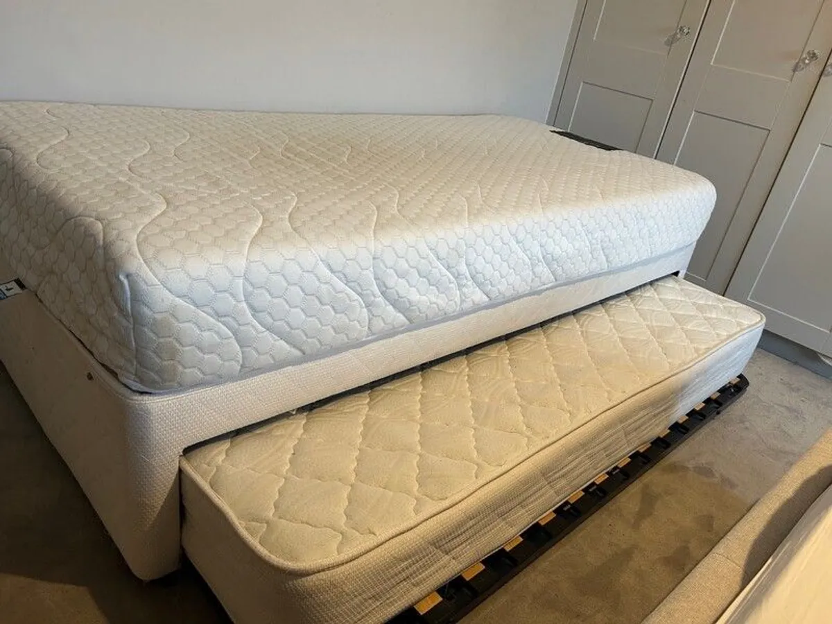 Single bed and mattress, with trundle bed - Image 1