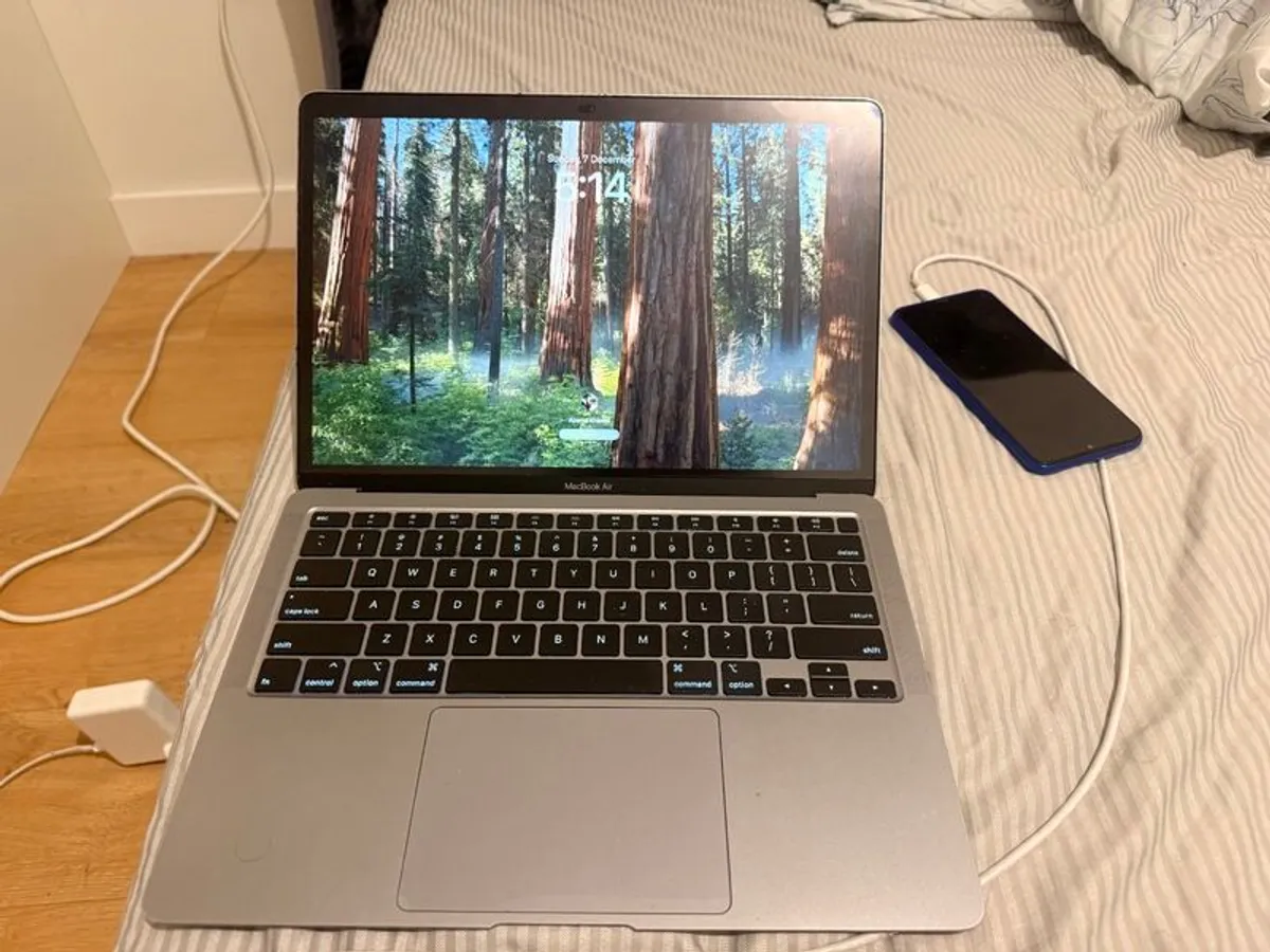 MacBook Air 13-inch 8 GB (2020) - Image 1