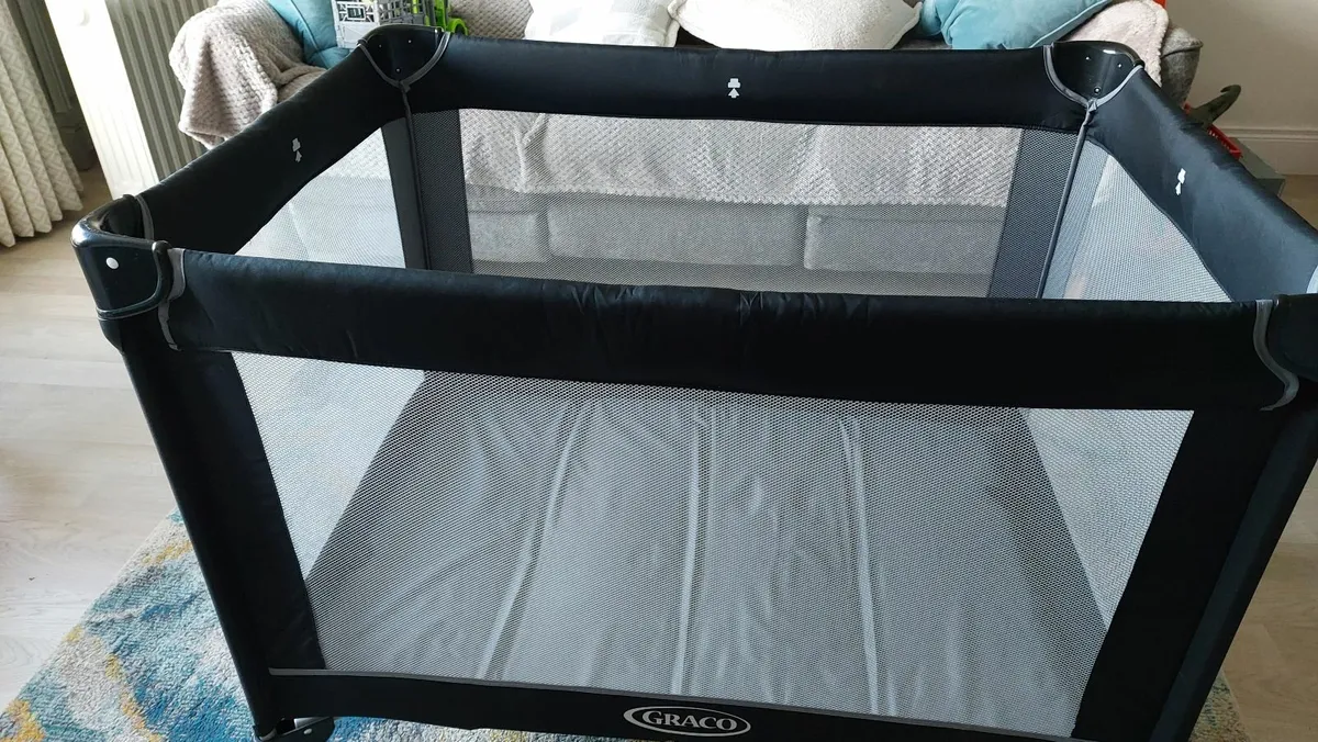 Gracco Compact Travel Cot - Image 4