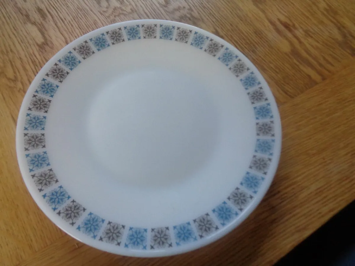 Vintage JAJ Pyrex Chelsea Dinner Plates x 3 - Image 3