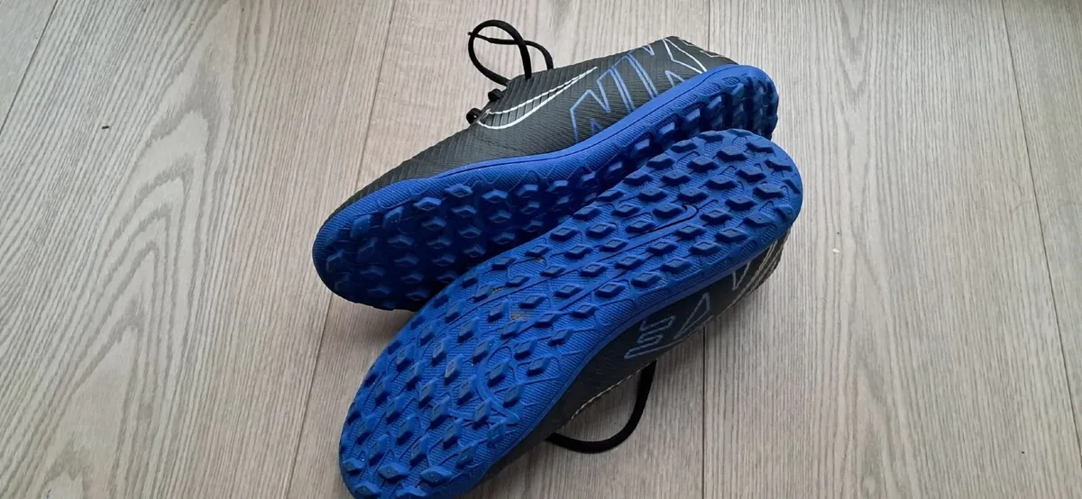 soccer shoes - Image 2