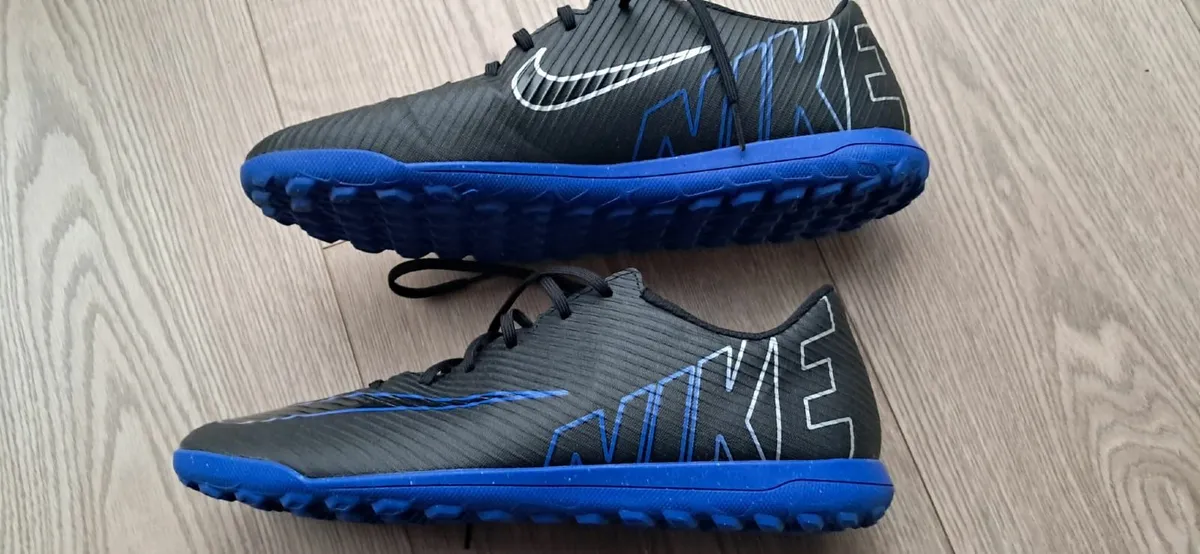 soccer shoes - Image 1