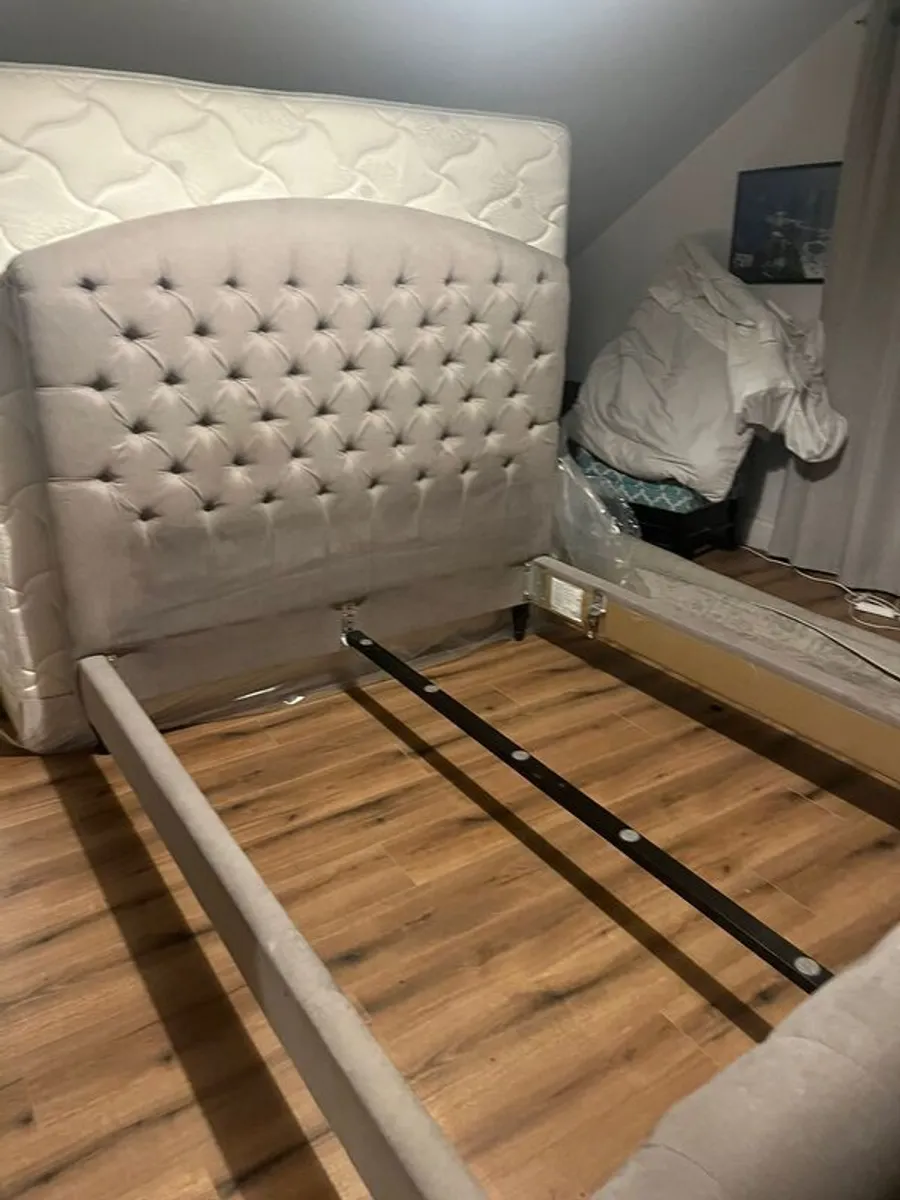 King size bed - Image 1
